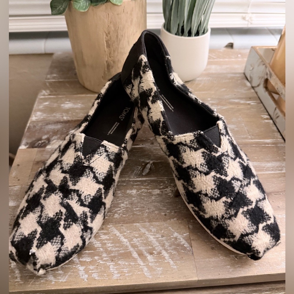 TOMS Monochrome Houndstooth Slip-Ons - Picture 6 of 7